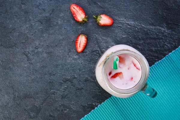 Une vue de dessus sur un bocal de maçon avec jogurt sur un fond de marbre. Concept alimentaire . — Photo