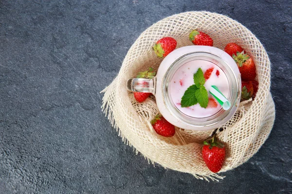 Une vue de dessus sur un bocal de maçon avec jogurt sur un fond de marbre. Concept alimentaire . — Photo