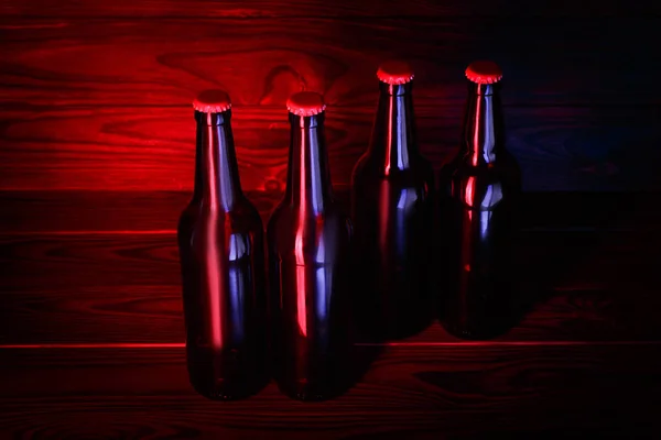 Bouteilles avec bière sur fond de bois brun — Photo