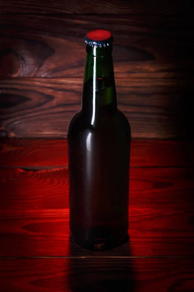 Bouteilles avec bière sur fond de bois brun — Photo