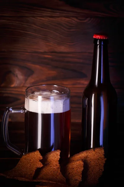 Um copo grande de cerveja escura com espuma — Fotografia de Stock