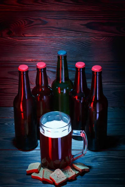 Um copo grande de cerveja escura com espuma — Fotografia de Stock
