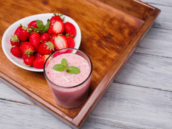 Fraises fraîches sucrées dans un bol sur une table en bois. Concept alimentaire . — Photo