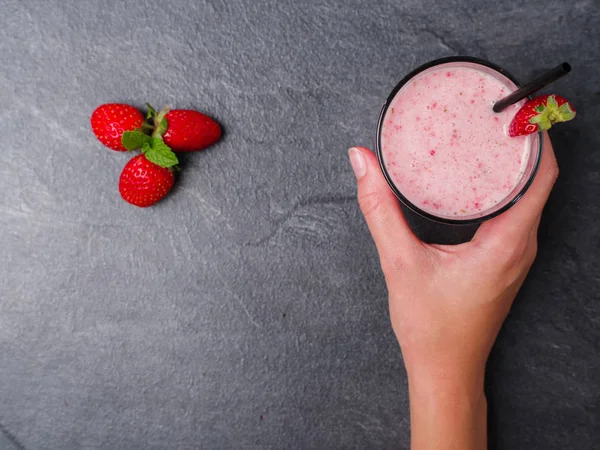 Des fraises fraîches sucrées joggurent dans un verre sur un fond de marbre gris. Concept alimentaire . — Photo