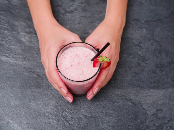 Des fraises fraîches sucrées joggurent dans un verre sur un fond de marbre gris. Concept alimentaire . — Photo