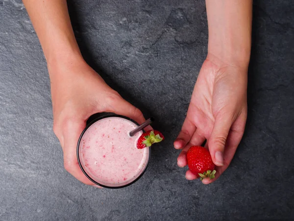 Des fraises fraîches sucrées joggurent dans un verre sur un fond de marbre gris. Concept alimentaire . — Photo