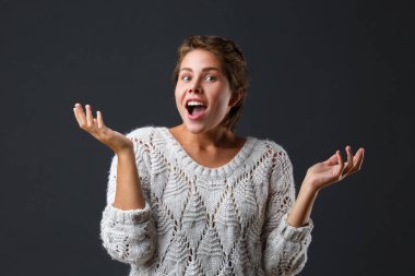 Siyah bir zemin üzerine kısa saçlı esmer kız.