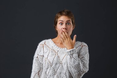 Siyah bir zemin üzerine kısa saçlı esmer kız.