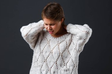 Siyah bir zemin üzerine kısa saçlı esmer kız.