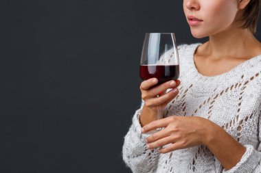 Siyah bir zemin üzerine kırmızı şarap ile güzel kız.