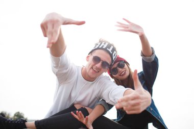 Kız adamla suyun kenarında oturuyor