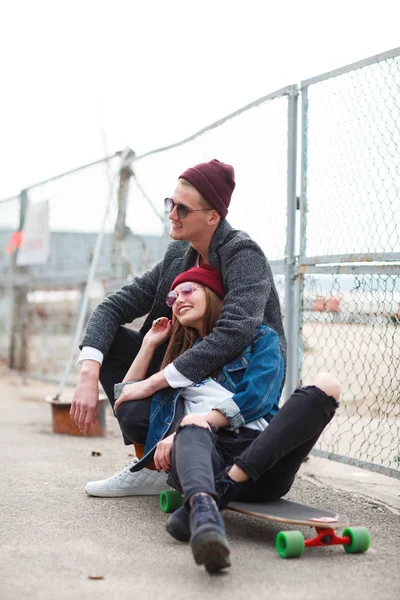Chlap s dívka sedí, ten obejme dívku — Stock fotografie