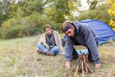 İki ormanın içinde. Bir adam bir yangın çıra.