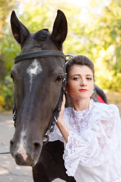 Portret pięknej narzeczonej i konia. Szczelnie-do góry. — Zdjęcie stockowe