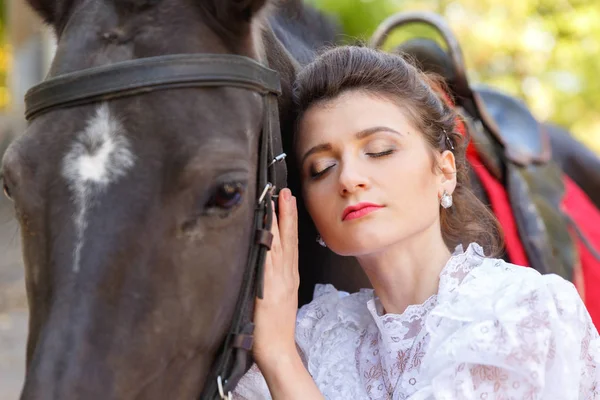 Portret pięknej narzeczonej i konia. Szczelnie-do góry. — Zdjęcie stockowe