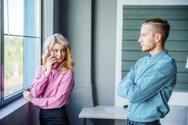 Hermosa mujer de negocios sonriente y hombre atractivo en una oficina. Concepto empresarial . —  Fotos de Stock