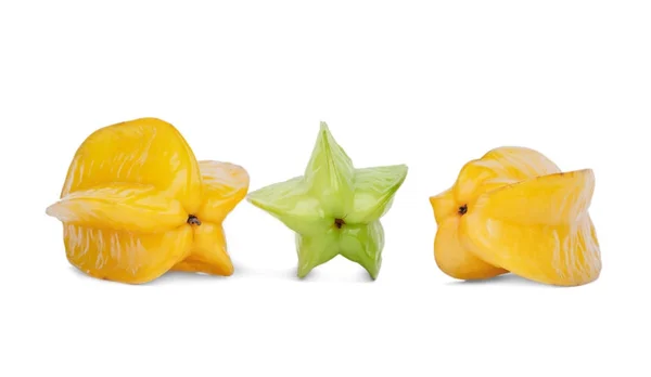白い背景に分離された つの多色 Carambolas のグループ 上品で新鮮な黄色ゴレンシとジューシーな熟した緑 Starfruit 健康的なデザートをさわやかな栄養価の高い果物 — ストック写真
