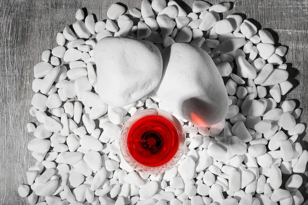 Κάτοψη Του Ένα Ποτήρι Κόκκινο Κρασί Στο Μικρό Λευκό Βράχια — Φωτογραφία Αρχείου