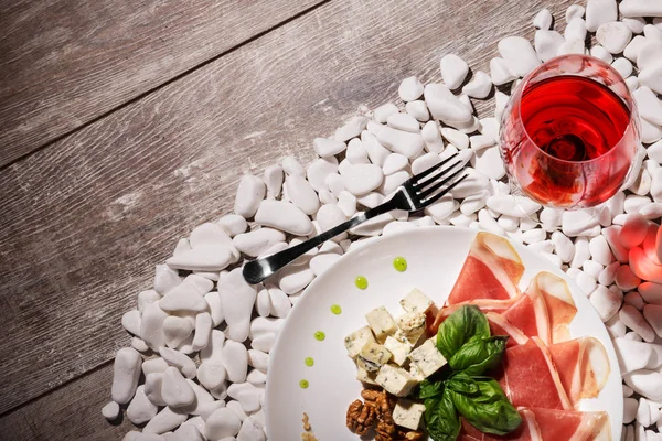 Draufsicht Auf Einen Teller Voller Hamam Basilikum Nüssen Käse Und — Stockfoto