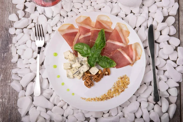Draufsicht Auf Gesalzenen Prosciutto Nüsse Käse Einem Teller Mit Tischgabel — Stockfoto