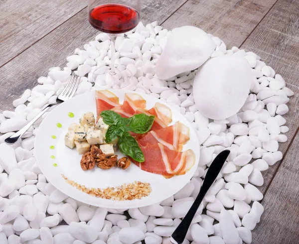 Vista Superior Jamón Salado Nueces Queso Plato Con Tenedor Mesa — Foto de Stock