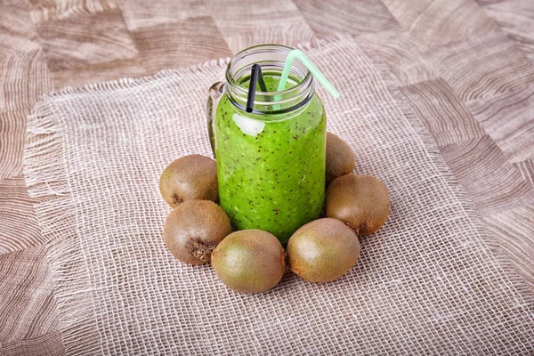 Gesunder Grüner Smoothie Aus Kiwi Auf Einer Weißen Tischdecke Auf — Stockfoto