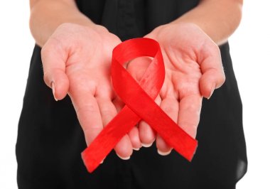 Beyaz bir arka plan üzerinde izole kadın ellerinde kırmızı kurdele yakın çekim resmin. Yasadışı uyuşturucu önlenmesi için bir sembol sürüş, sarhoş ve uyuşturucu durdurmak için. Dayanışma AIDS ile yaşayan insan.