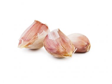 Üç taze ve organik diş sarımsak, beyaz bir arka plan üzerinde izole bir yakın çekim resim. Doğal maddeler bir bahçeden sağlıklı vitamin dolu. Yaz hasat.