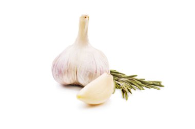 Bütün sarımsak, taze karanfil ve şube biberiye, beyaz bir arka plan üzerinde izole bileşimi. Doğal ve organik sarımsak sağlıklı beslenme için vitamin dolu.