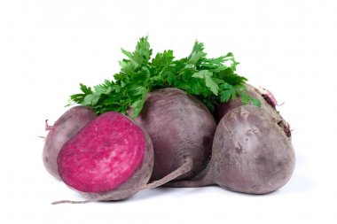 Bütün kırmızı beetroots ve yeşil maydanoz, beyaz bir arka plan üzerinde izole bir grup. Tek bir pancar bir yarım kesilmiş. Genç beetroots sağlıklı güler yüzlü veya Salatalar için. Organik ve doğal malzemeler kavramı.
