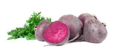 Bütün kırmızı beetroots ve yeşil maydanoz, beyaz bir arka plan üzerinde izole bir grup. Tek bir pancar bir yarım kesilmiş. Genç beetroots için sağlıklı güler yüzlü. Organik ve doğal maddeler. Kopya alanı.