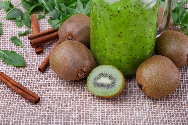 Glas Voll Mit Einem Frisch Gemischten Smoothie Aus Kiwi Auf — Stockfoto