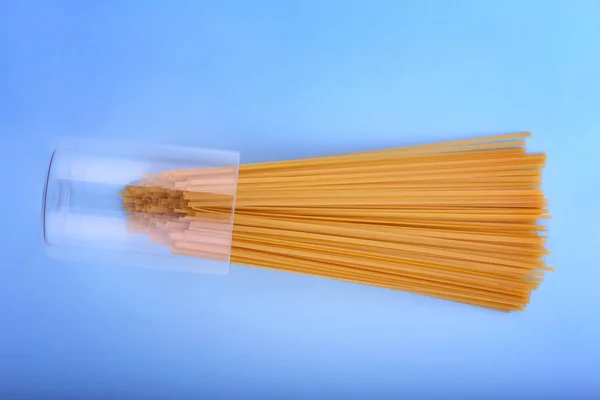 Una Vista Dall Alto Tagliatelle Lunghe Vetro Trasparente Uno Sfondo — Foto Stock