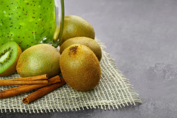 Cuadro Macro Kiwis Color Marrón Claro Con Canela Aromática Sobre — Foto de Stock