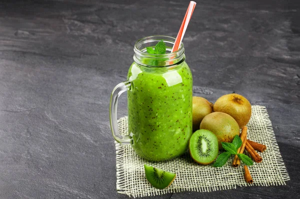 Nahaufnahme Eines Grünen Kiwi Getränks Auf Grauem Steingrund Einen Cocktail — Stockfoto