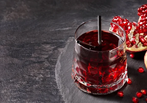 Gran Vaso Transparente Jugo Granada Con Dos Pajitas Sobre Fondo — Foto de Stock