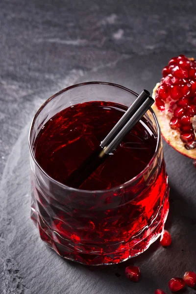 Närbild Ett Glas Som Full Granatäpplejuice Med Kuber Och Sugrör — Stockfoto