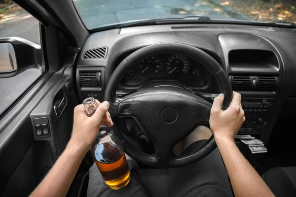 Nieodpowiedzialne Gwałtowne Młody Człowiek Jazdy Samochodem Nowe Drogie Picia Piwa — Zdjęcie stockowe