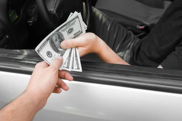 Két Férfi Készpénz Alapon Car Pénzt Váltani Közelkép Üzletember Politikus — Stock Fotó