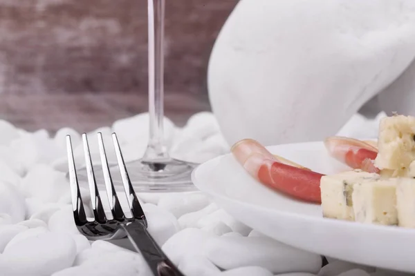 Una Imagen Cerca Tenedor Metal Plato Con Queso Roquefort Azul — Foto de Stock