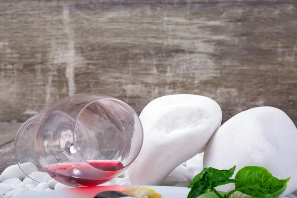 在一个木质背景的白色石头上的一面 一杯红酒的特写 一滴酒的酒杯 鲜红色酒精饮料 — 图库照片