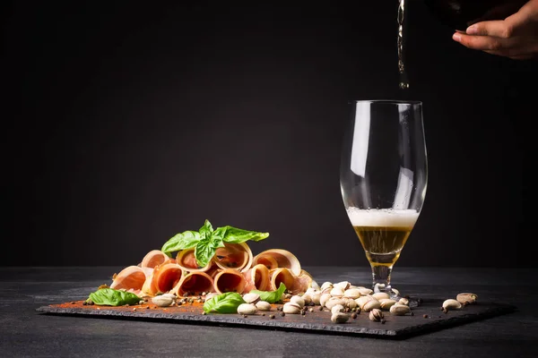 Ein Mann Schüttet Berauschendes Bier Ein Durchsichtiges Glas Auf Gesättigtem — Stockfoto