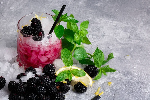 Bebida Refrescante Con Cubitos Hielo Limón Menta Verde Fresca Zarzamoras —  Fotos de Stock