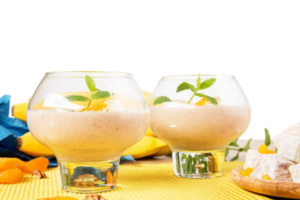 Immagine Ravvicinata Due Bicchieri Dessert Pieni Bevande Spesse Isolate Uno — Foto Stock