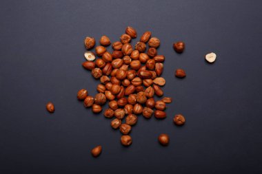 Fındık, fındık olan protein, vitamin E, manganez ve çikolata ile birlikte mor bir arka plan üzerinde çikolata için kullanılan çok sayıda diğer temel besin zengindir.