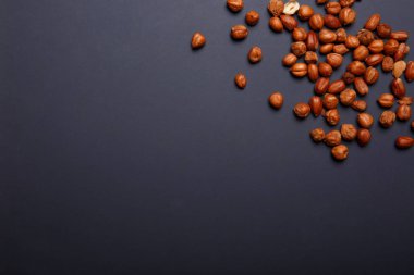 Fındık, fındık olan protein, vitamin E, manganez ve birlikte çikolata çikolata mor bir arka plan kopya alanı için kullanılan çok sayıda diğer temel besin zengindir.