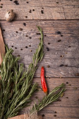 Bütün kırmızı sıcak biber biber biberiye baharat ahşap zemin üzerine yanındaki.