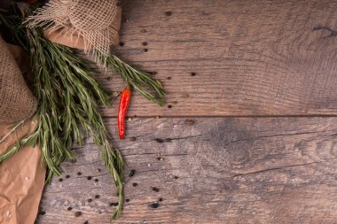 Bütün kırmızı sıcak biber biber biberiye baharat ahşap zemin üzerine yanındaki.