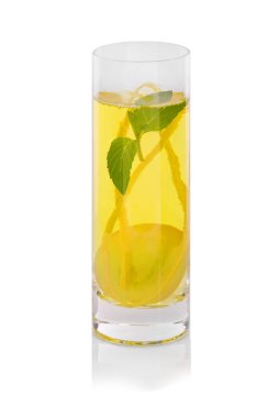 Bir fantastik hafif sarı meyve kokteyl beyaz bir arka plan üzerinde izole bir kristal cam. Kesme sulu üzüm ve uzun bir bardak baharatlı nane ile alkollü bir içecek. Meyveli yaz çekim partiler için.