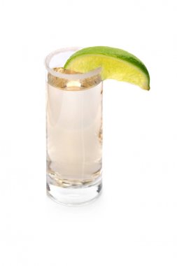 Sıcak bir bardak tuz ile Meksika tekila ve bir dilim limon sulu yeşil, tekila, beyaz bir arka plan üzerinde izole margarita da dahil olmak üzere ile yapılan kokteyller için içecek.